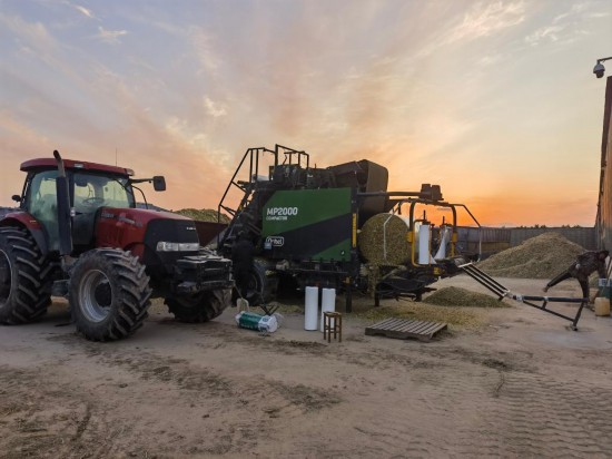 青阜农业综合体将收获后的玉米秸秆加工成饲料。新华社记者 王志 摄